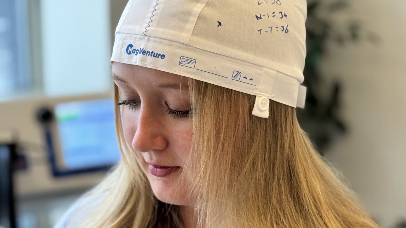 A woman wearing a marked stimulation cap at the Naya clinic